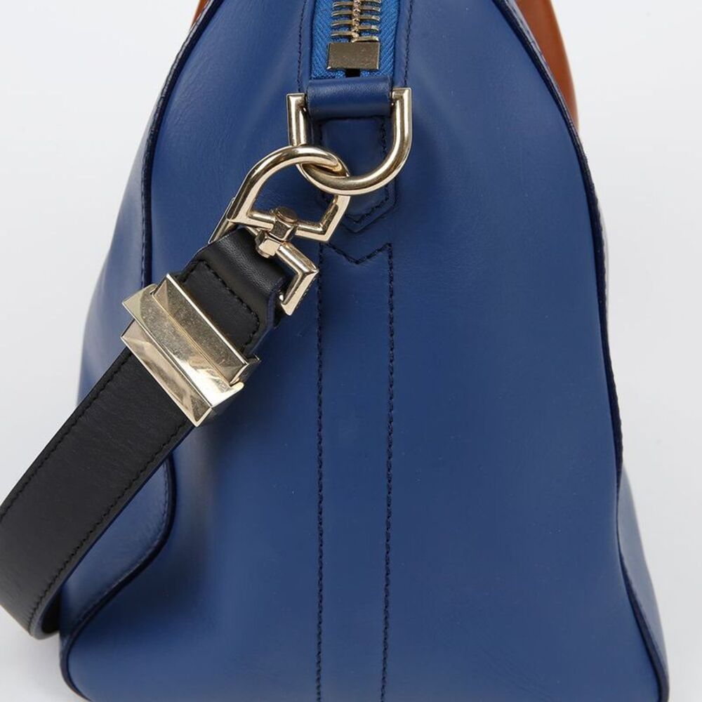 Antigona Medium Tote Shoulder Bag - Picture 9 of 10